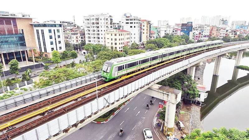 Tại Dự thảo Luật Thủ đô (sửa đổi), Hà Nội đã đề xuất cơ chế huy động nguồn lực tài chính, đất đai, đầu tư theo định hướng phát triển giao thông công cộng. (Ảnh THU HÀ) 