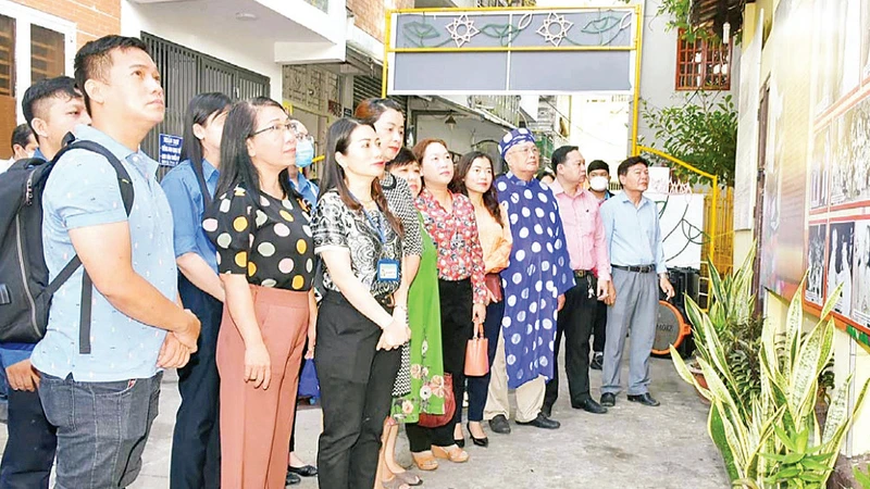 Triển lãm ảnh "Bác Hồ với ngành văn hóa" tại Di tích lịch sử Ðình Chí Hòa, Thành phố Hồ Chí Minh. 
