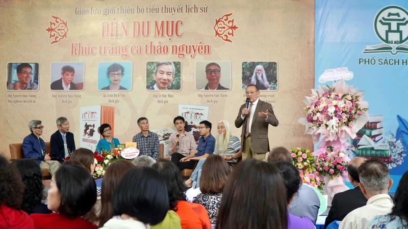 Tiểu thuyết "Dân du mục" của Kazakhstan được dịch sang tiếng Việt. (Ảnh Ðại sứ quán Kazakhstan tại Việt Nam) 