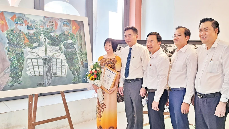Tác phẩm mỹ thuật Cuộc chiến không tiếng súng đoạt Giải nhì cuộc thi. 