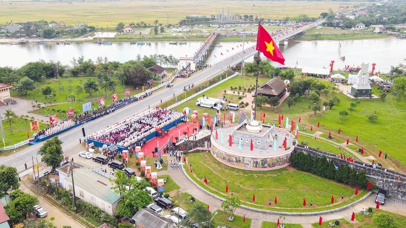 Di tích quốc gia đặc biệt Ðôi bờ Hiền Lương-Bến Hải nhìn từ trên cao. (Ảnh Thành Ðạt) 
