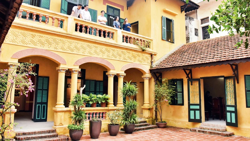  Nhà lưu niệm Bác Hồ tại làng lụa Vạn Phúc.