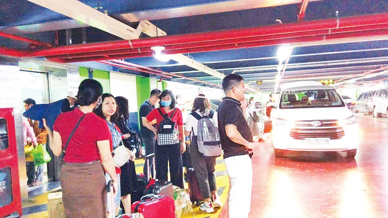 Mô hình bãi đậu xe lắp ghép, tập trung giải quyết nhu cầu đậu, đỗ xe ô-tô, xe gắn máy của hành khách tại Sân bay Tân Sơn Nhất. 
