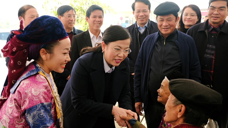 Ðồng chí Nguyễn Thanh Hải thăm hỏi đồng bào dân tộc H’Mông ở xóm Bản Tèn, xã Văn Lăng, huyện Ðồng Hỷ, tỉnh Thái Nguyên. 