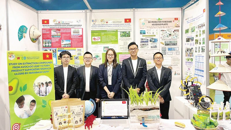 Ý tưởng nghiên cứu khoa học có tính ứng dụng cao đối với những vấn đề xuất phát từ đời sống thực tế hằng ngày đã giúp các em học sinh Trường trung học cơ sở Giảng Võ giành Huy chương vàng cuộc thi Olympic Phát minh và Sáng chế khoa học quốc tế WICO 2023. 