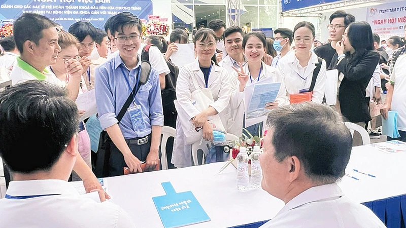 Hơn 30 bệnh viện và các trung tâm y tế tham gia ngày hội. 
