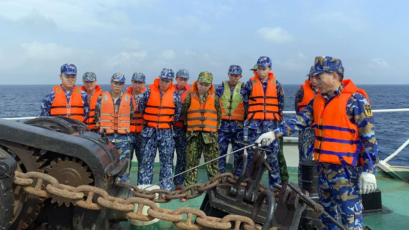 Học viên Trường cao đẳng Kỹ thuật Hải quân trong giờ học về hệ thống neo trên Tàu 996.