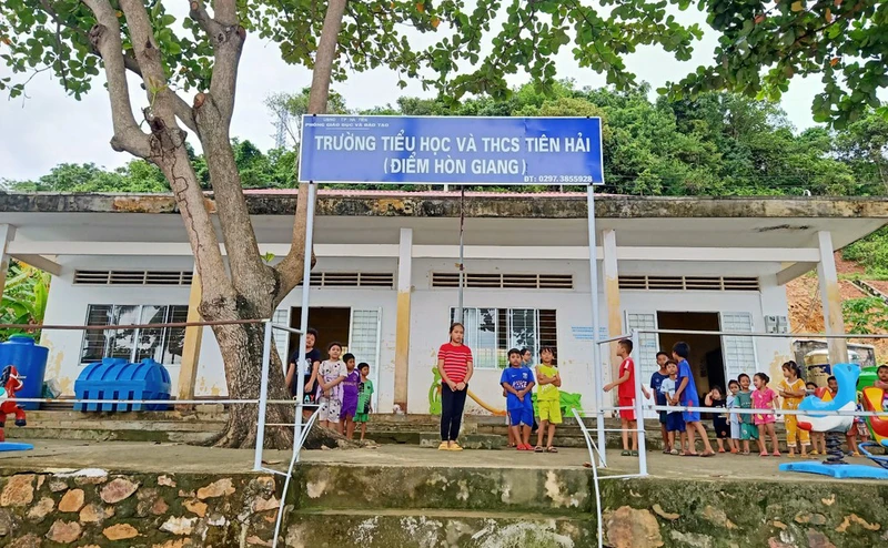 Giờ sinh hoạt ngoại khóa của học sinh tại điểm trường lẻ Hòn Giang thuộc Trường tiểu học và THCS Tiên Hải. 