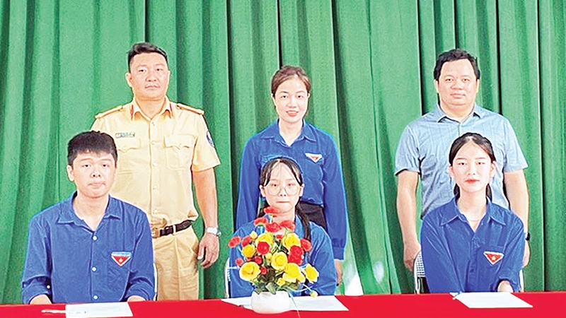  Các em học sinh Trường THPT Đồng Bành chuẩn bị ký cam kết không vi phạm ATGT, tham gia giao thông an toàn. (Ảnh Cường Thành)