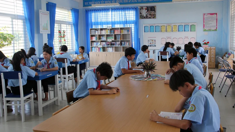 Học sinh Trường trung học cơ sở Phú Lương, huyện Phú Vang (Thừa Thiên Huế) đọc sách tại phòng thư viện được đầu tư mới. 