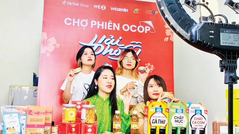 Chợ phiên OCOP Hải Phòng thực hiện livestream giới thiệu nông sản, đặc sản của thành phố Cảng trên nền tảng mạng xã hội TikTok. 