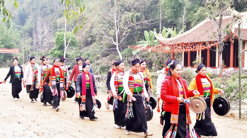 Biểu diễn cồng chiêng trong lễ hội Bàn Bù. 