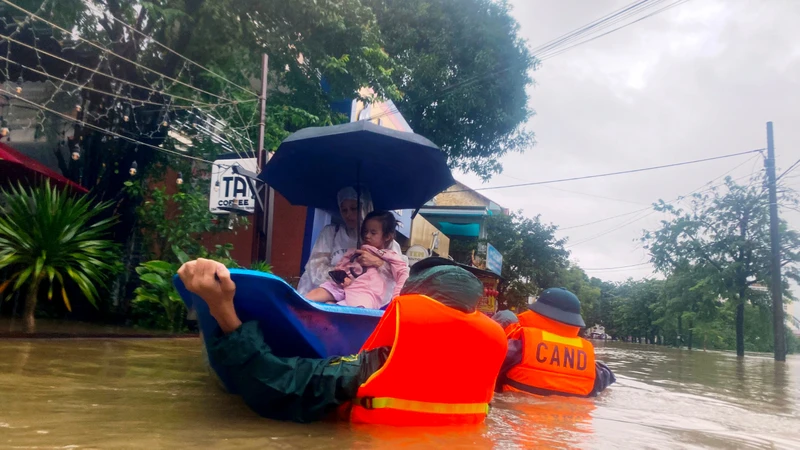 Lực lượng chức năng thành phố Huế (Thừa Thiên Huế) đưa người dân khỏi nơi ngập lụt nguy hiểm đến địa điểm an toàn. (Ảnh QUANG HỒNG) 