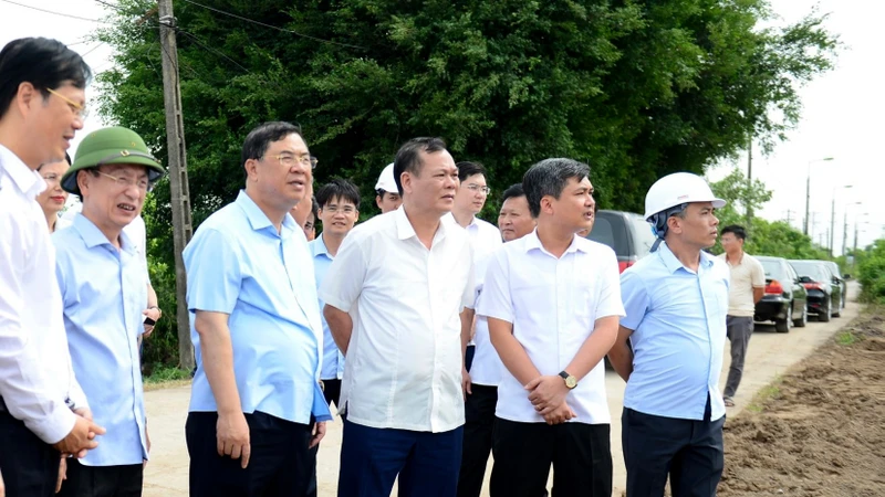 Đồng chí Phạm Gia Túc, Bí thư Tỉnh ủy Nam Định (thứ 3 từ trái sang) kiểm tra tiến độ xây dựng cầu vượt sông Đào trên địa bàn thành phố. 