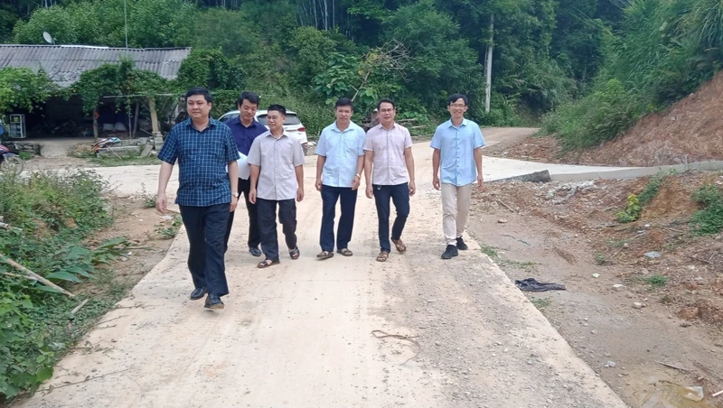  Đường giao thông vào xóm Nà Bả, nới có 100% đồng bào dân tộc Dao ở xã Phương Giao, huyện Võ Nhai( Thái Nguyên) được đầu tư xây dựng.