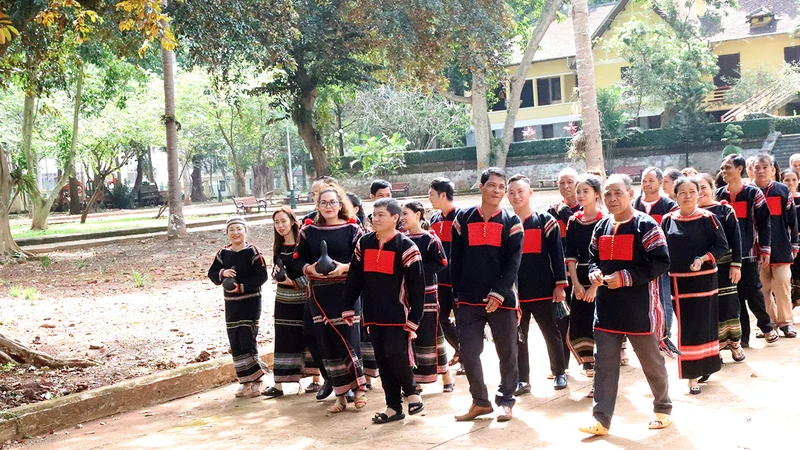 Đoàn rước rể từ nhà trai di chuyển đến nhà gái.