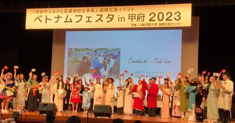 Sinh viên Việt Nam hòa ca tại Trường đại học Yamanashi Gakuin Nhật Bản. (Ảnh TOMODACHI PROJECT) 