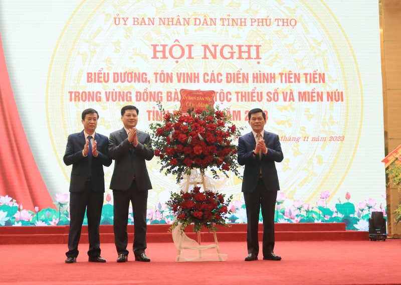 Thứ trưởng, Phó Chủ nhiệm Ủy ban Dân tộc Nông Quốc Tuấn tặng hoa chúc mừng hội nghị.