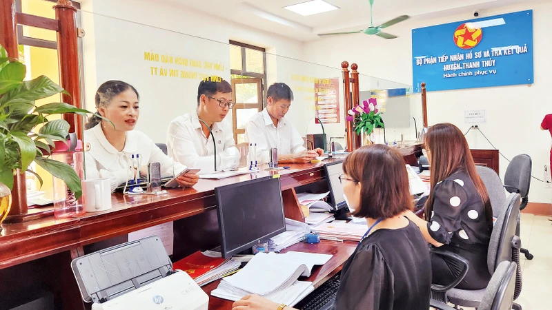 Giải quyết các thủ tục hành chính cho công dân tại bộ phận một cửa huyện Thanh Thủy. 