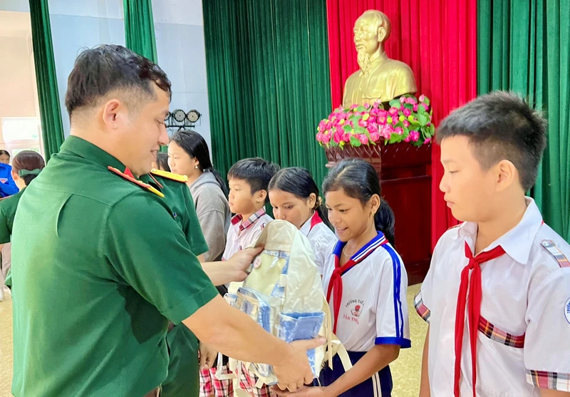  Đại diện Trung đoàn 717 trao kinh phí cho các em học sinh