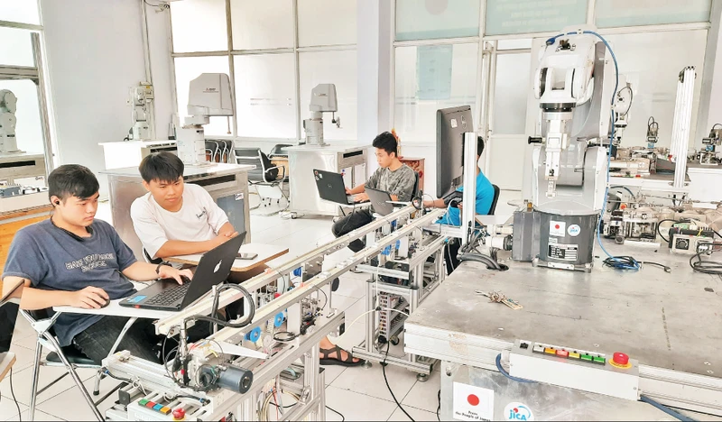Đào tạo nguồn nhân lực tự động hóa tại Khu Công nghệ cao Thành phố Hồ Chí Minh. 