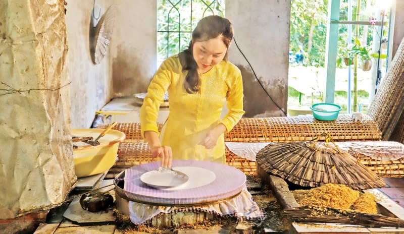 Người dân cù lao Mây làm nên chiếc bánh tráng từ đôi bàn tay khéo léo. 