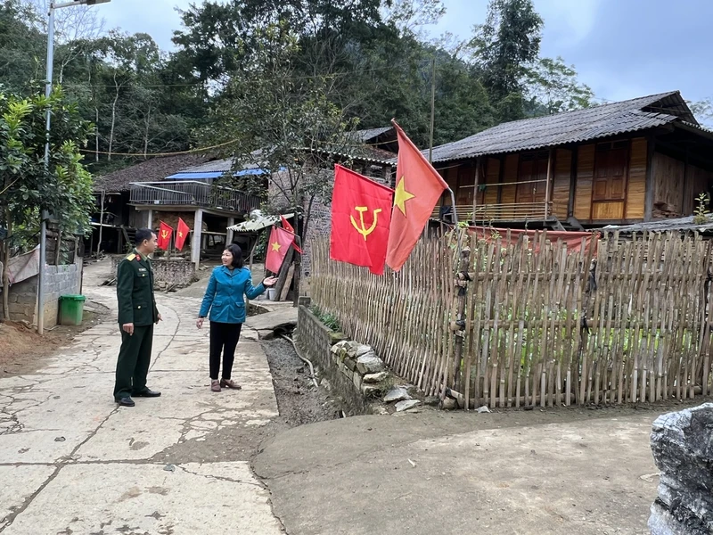 Bí thư Huyện ủy Bạch Thông (Bắc Kạn) Đỗ Thị Hiền (cán bộ luân chuyển) kiểm tra, chỉ đạo công tác xây dựng nông thôn mới tại xã Cao Sơn. 