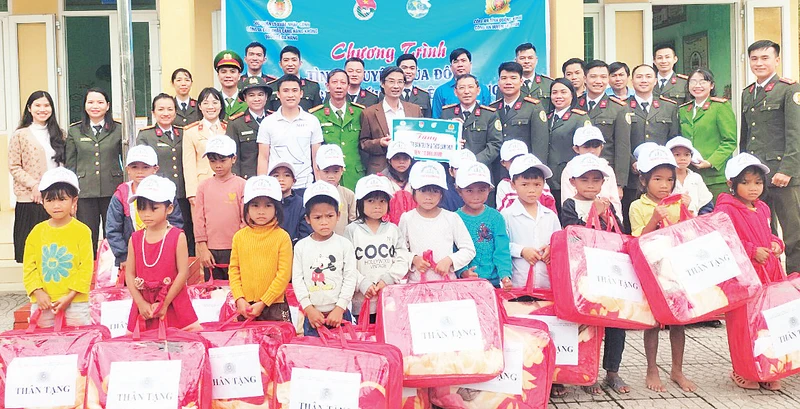Chương trình “Tình nguyện mùa đông- xuân biên giới” tại xã Lâm Thủy, huyện Lệ Thủy, Quảng Bình. (Ảnh Ngọc Hải) 