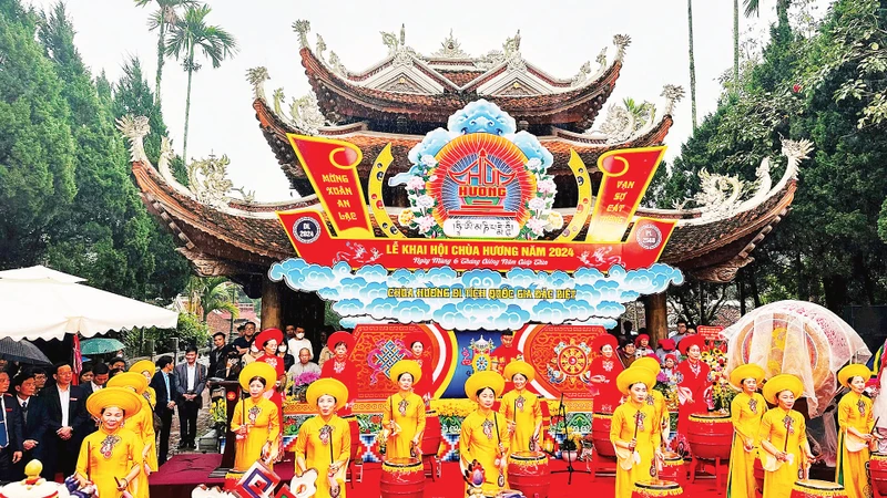 Biểu diễn văn nghệ tại lễ khai hội chùa Hương vào sáng 15/2. 