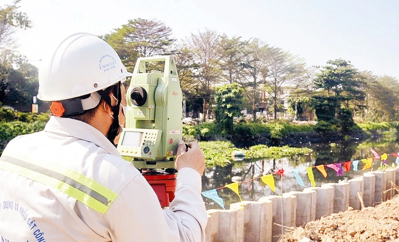 Khảo sát thi công tại Dự án cải tạo kênh Tham Lương-Bến Cát-rạch Nước Lên, khu vực quận Gò Vấp. 