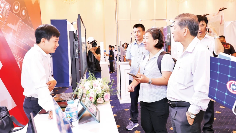 Trưng bày các giải pháp chuyển đổi số năm 2023 tại Thành phố Hồ Chí Minh. 