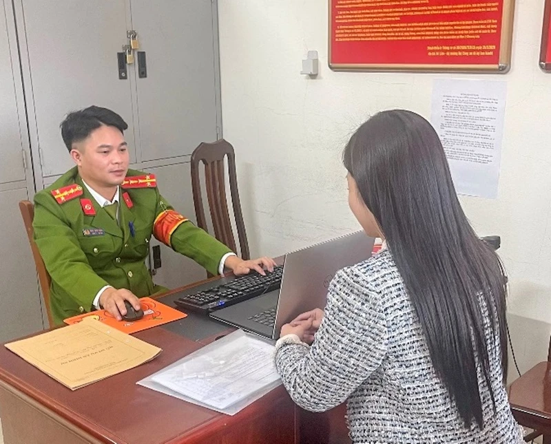 Một nạn nhân bị tội phạm công nghệ cao lừa đảo chiếm đoạt tiền đến trình báo tại cơ quan Công an. 