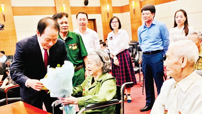 Lãnh đạo thành phố Hải Phòng tri ân, tặng quà các chiến sĩ Điện Biên. 