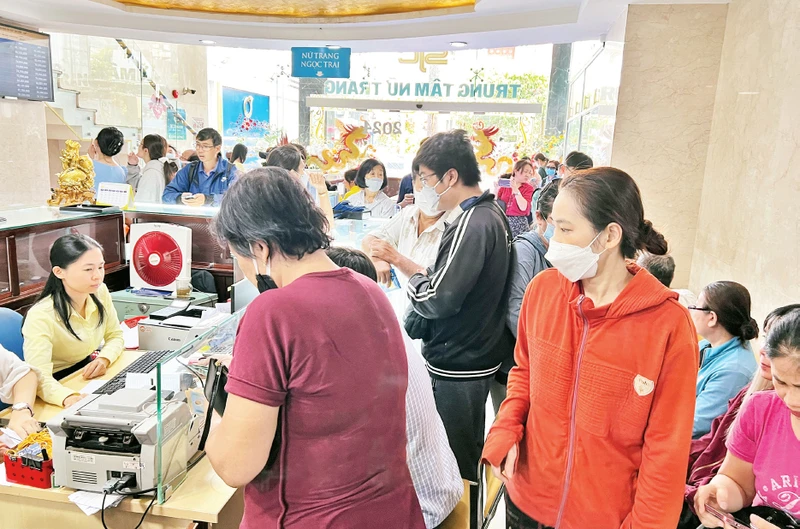 Người dân xếp hàng mua vàng tại Công ty Vàng bạc, đá quý Sài Gòn (Quận 3, Thành phố Hồ Chí Minh). 