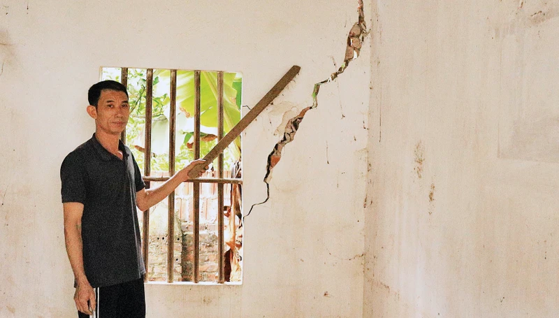 Một công trình nhà ở của người dân xã Phong Vân, huyện Ba Vì bị lún, nứt. (Ảnh Kim Nhuệ) 