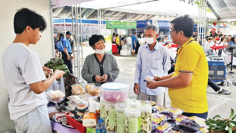 Người tiêu dùng đến tham quan, mua sắm tại Hội chợ, triển lãm sản phẩm nông nghiệp tiêu biểu, sản phẩm OCOP. 