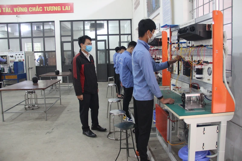 Giờ thực hành của sinh viên Trường cao đẳng Cơ điện và Thủy lợi Hưng Yên.