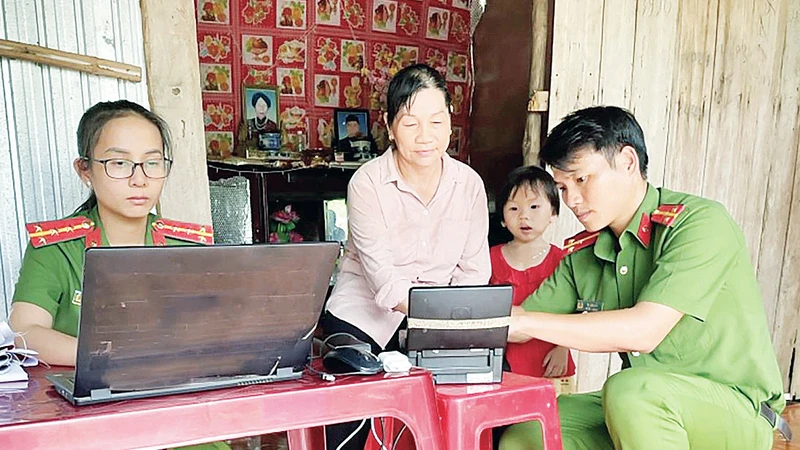 Các chiến sĩ Công an huyện Lộc Ninh đến tận nhà hỗ trợ người dân làm căn cước công dân. 