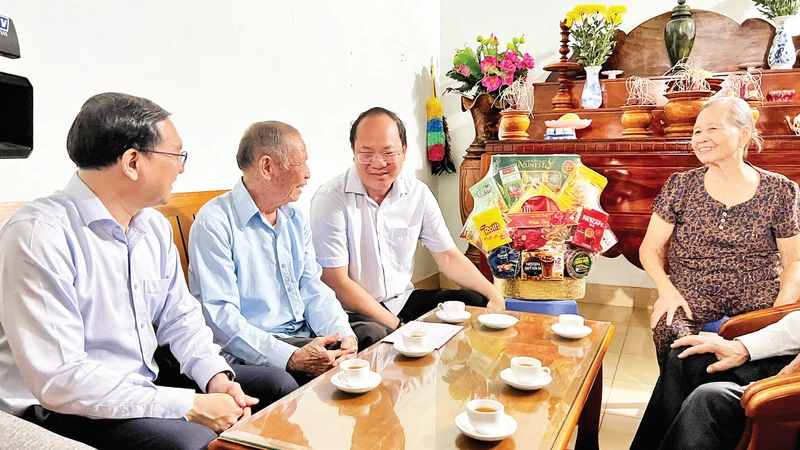 Lãnh đạo Thành phố Hồ Chí Minh thăm, tặng quà gia đình chính sách Trần Văn Tam tại huyện Côn Đảo. 