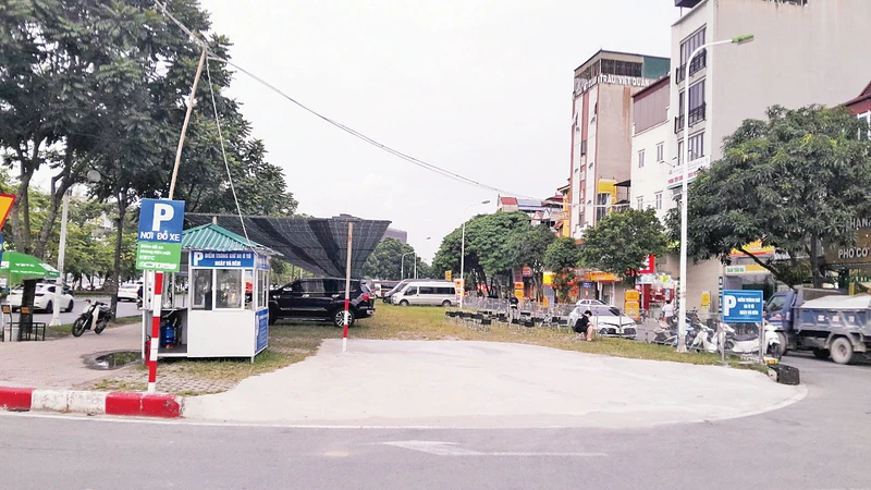 Một bãi trông giữ xe ô-tô không phép tại quận Long Biên. 