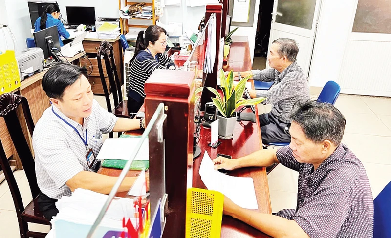 Người dân đến làm thủ tục hành chính tại Phường 6, Quận Bình Thạnh. 