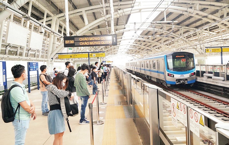 Người dân thành phố háo hức đón chờ trải nghiệm tuyến metro số 1. (Ảnh THẾ ANH) 