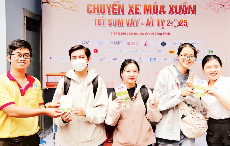 Sinh viên nhận vé xe miễn phí từ chương trình "Chuyến xe mùa Xuân" năm 2025. 