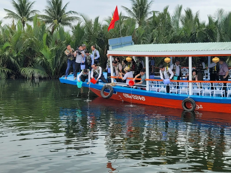 Các cơ quan chức năng và người dân tham gia thả cá để khôi phục nguồn lợi thủy sản khu vực ven biển. 