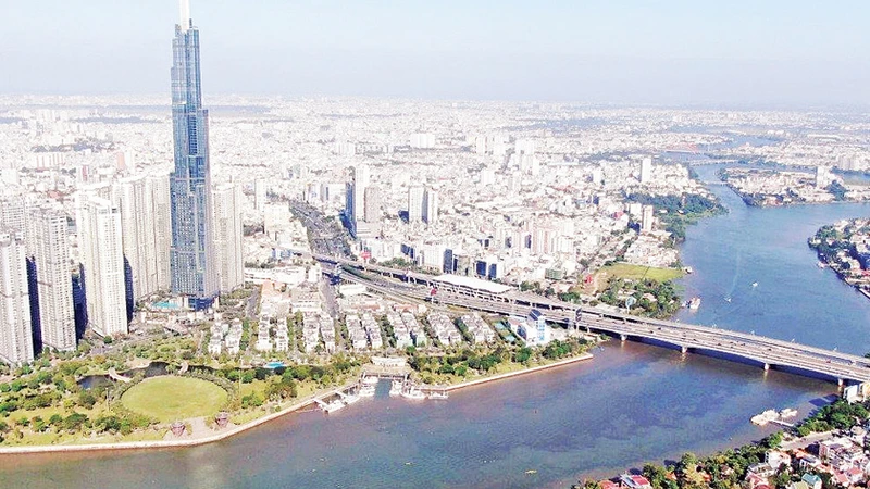 Khu trung tâm Thành phố Hồ Chí Minh với nhiều cao ốc văn phòng phù hợp xây dựng Trung tâm tài chính quốc tế. (Ảnh THẾ ANH) 
