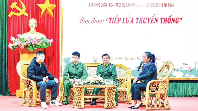 Chương trình mạn đàm “Tiếp lửa truyền thống” nhân lên khát vọng cống hiến của các tân binh quận Tây Hồ. (Ảnh HƯƠNG LY) 