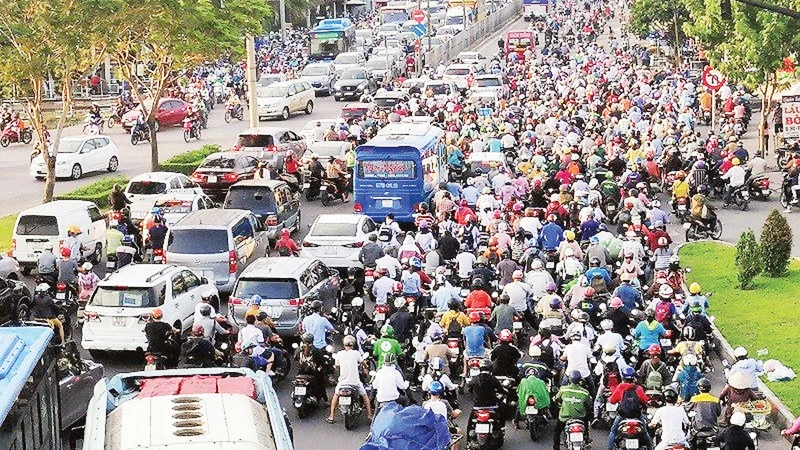 Cảnh ùn tắc tại Quốc lộ 13, thành phố Thủ Đức.