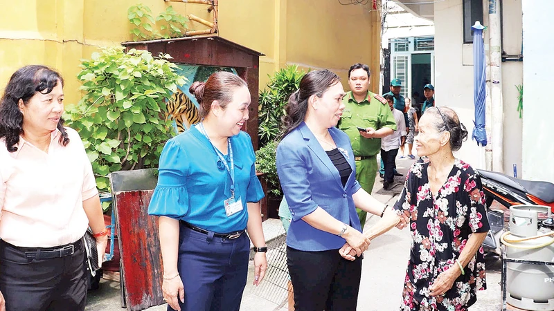 Lãnh đạo Quận ủy Quận 3 thực hiện mỗi tuần một lần đi thăm hỏi, tìm hiểu đời sống của người dân tại địa bàn dân cư. 