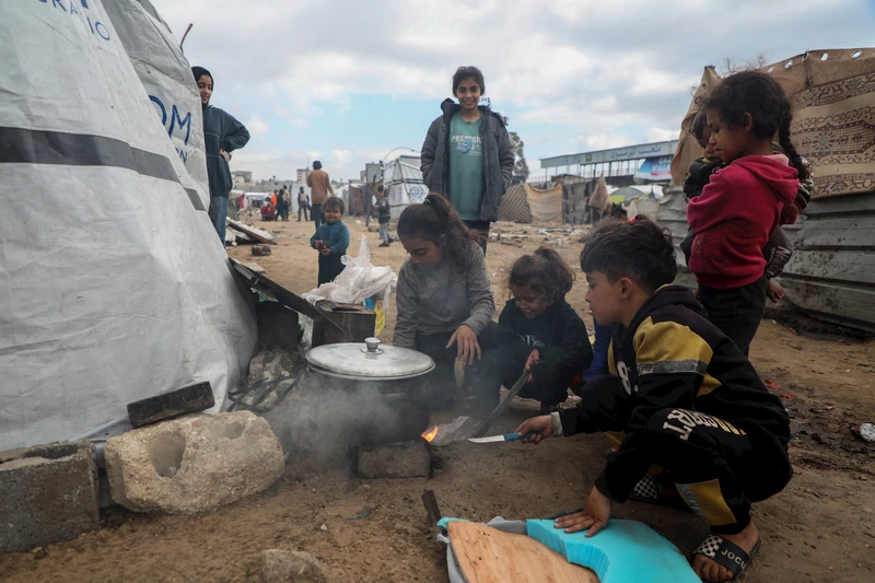 Trẻ em sống tại nơi trú ẩn tạm thời ở sân vận động Al-Yarmouk thuộc Gaza. (Ảnh Tân Hoa xã) 