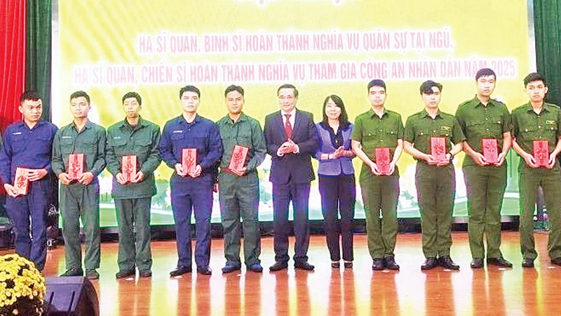 Lãnh đạo quận Thanh Khê (Đà Nẵng) trao quà tặng quân nhân xuất ngũ. (Ảnh PHƯƠNG KIẾM) 